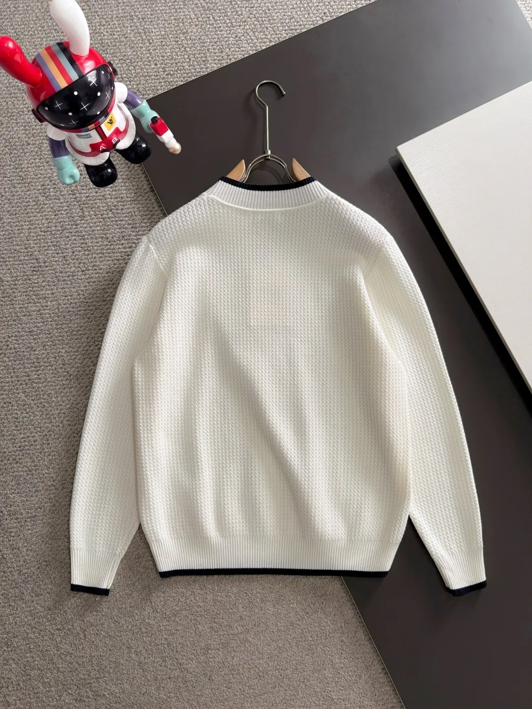 Next day shipping P195 Balenciaga high quality 2026 autumn and winter official website latest sweater, on sale at the same time at the counter Hot Sale! Specially made of wool blended fabric. It feels comfortable and can be directly in contact with the skin. The logo badge is exquisitely embroidered, which is extremely eye-catching! The details highlight the fashionable charm of big brands. Exquisite workmanship. Three-dimensional cutting style. The wearing effect is invincible and handsome! All three standards are complete! Sizes:M-3XL